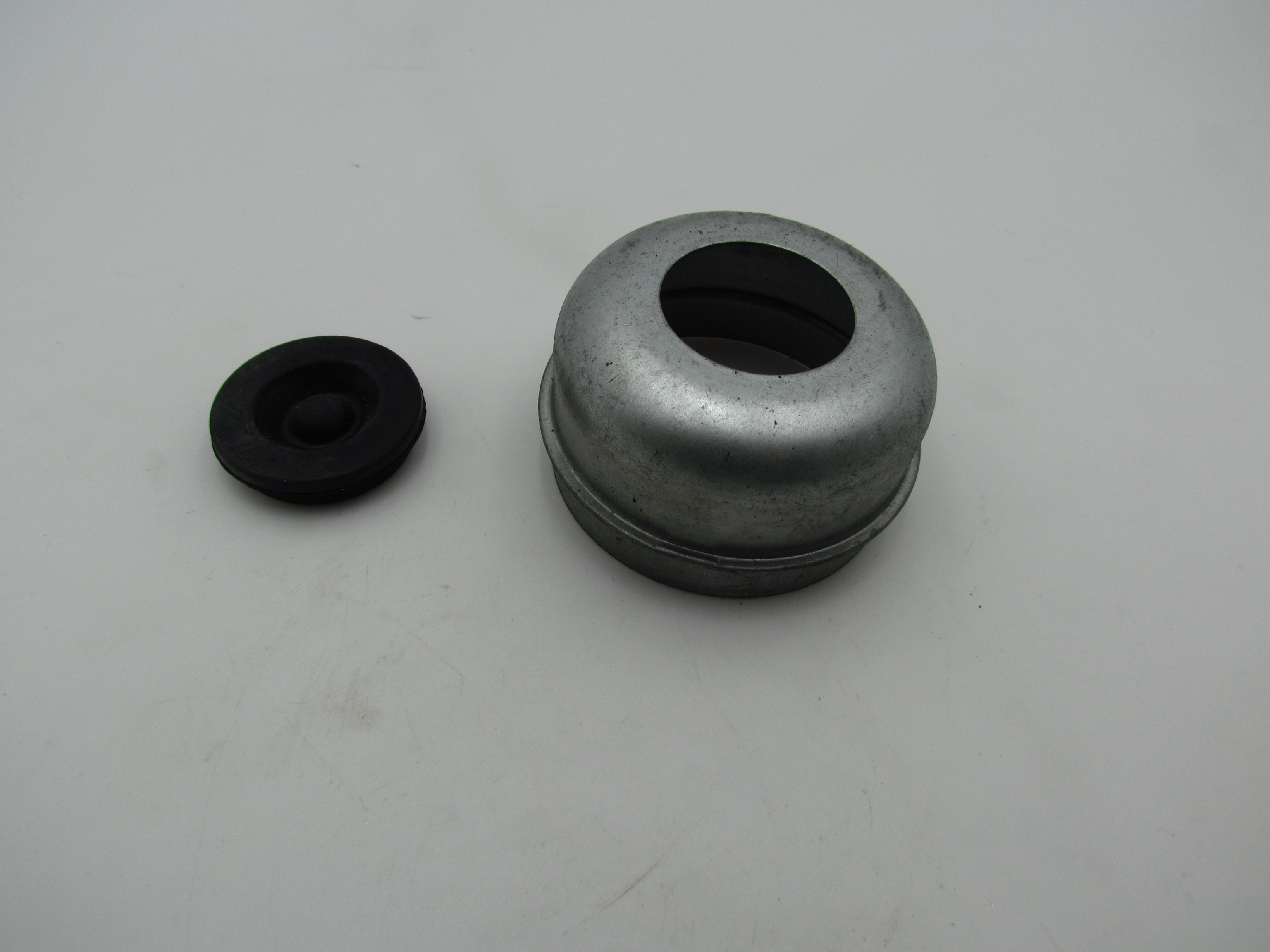 DUS002 - DUST CAP FOR 52K & 6K AXLE WITH CENTER RUBBER PLUG