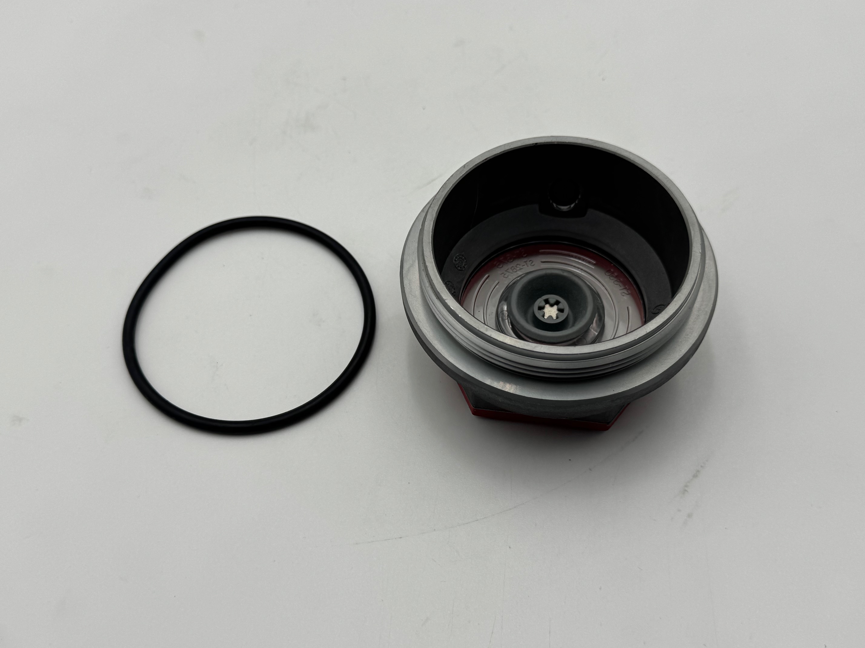 OIL008 - LIPPERT 8K OIL CAP WITH OIL RING AND CENTER PLUG ST-2875-01 - Image 2