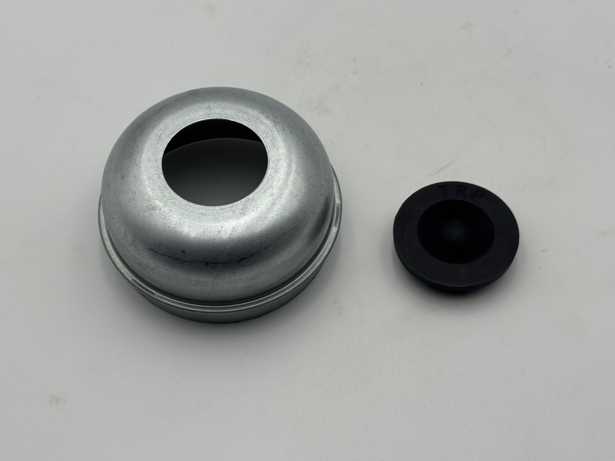 DUS003 - DUST CAP FOR 7K AXLE WITH CENTER RUBBER PLUG