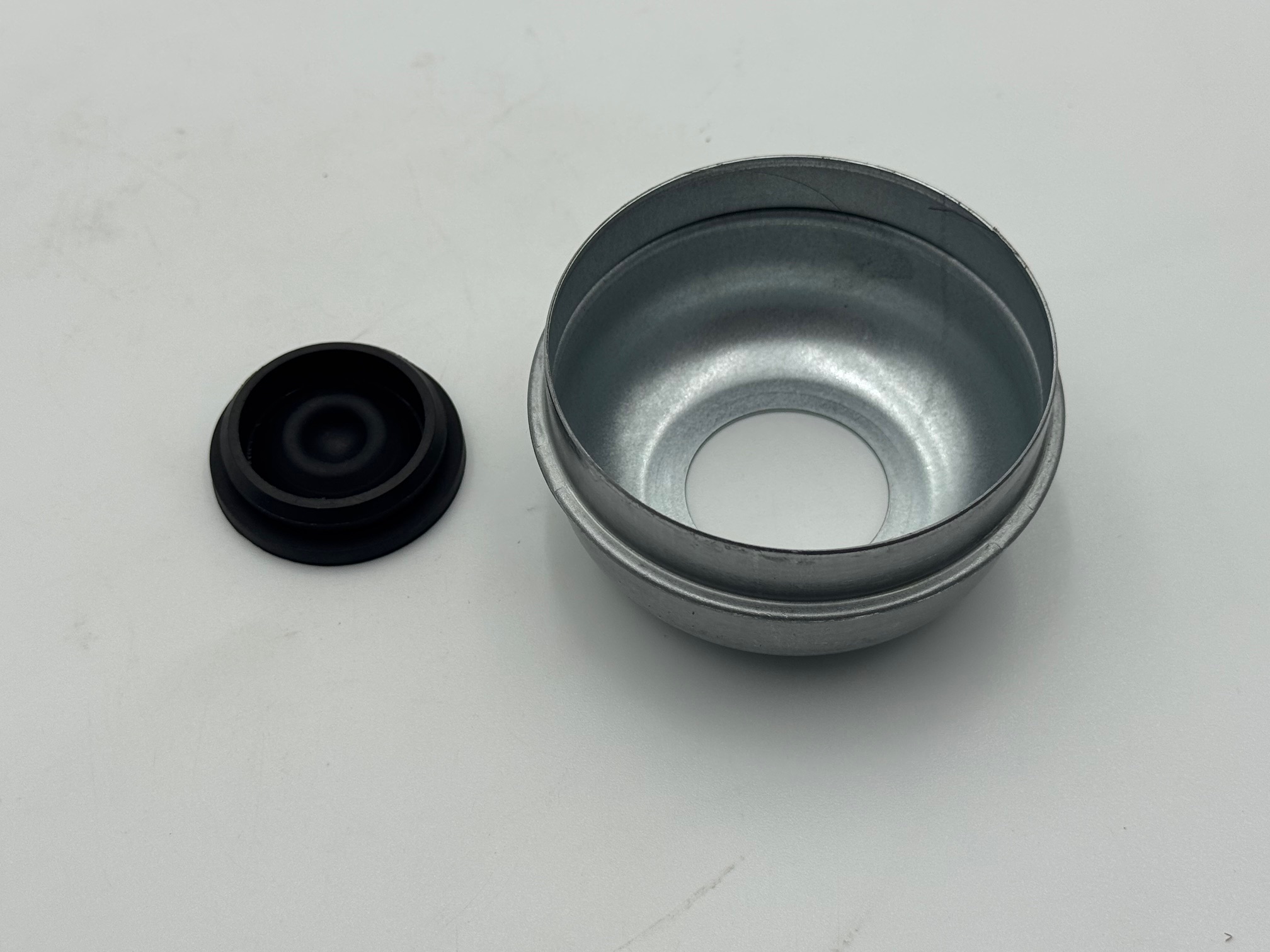 DUS003 - DUST CAP FOR 7K AXLE WITH CENTER RUBBER PLUG - Image 2