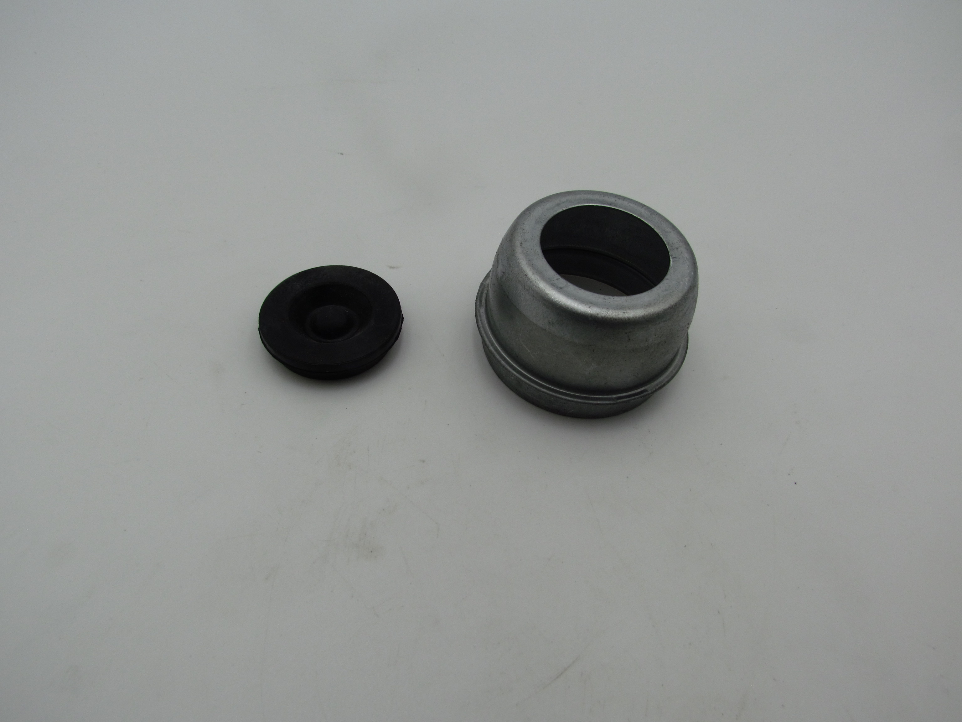 DUS001 - DUST CAP FOR 35K AXLE WITH CENTER RUBBER PLUG